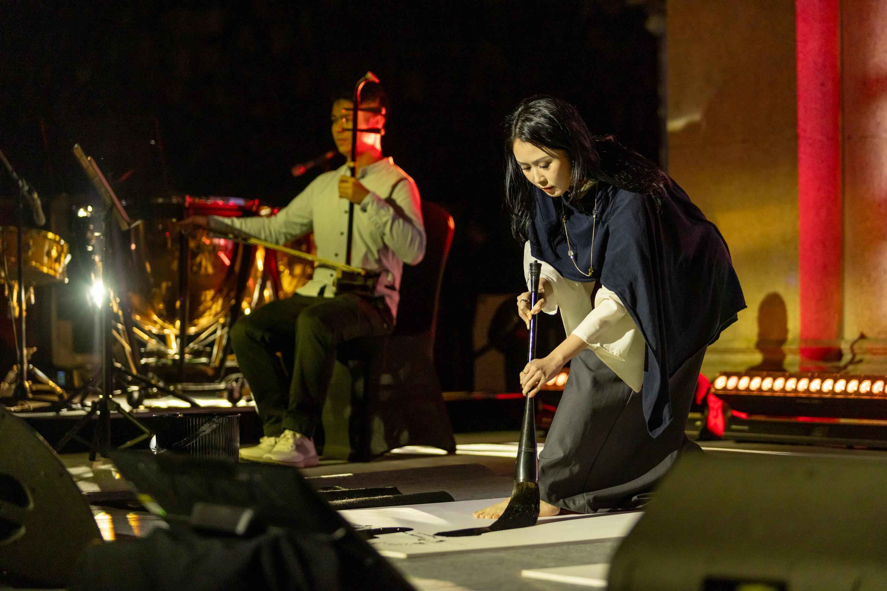 青山不墨演繹「慕•覓•遊」。