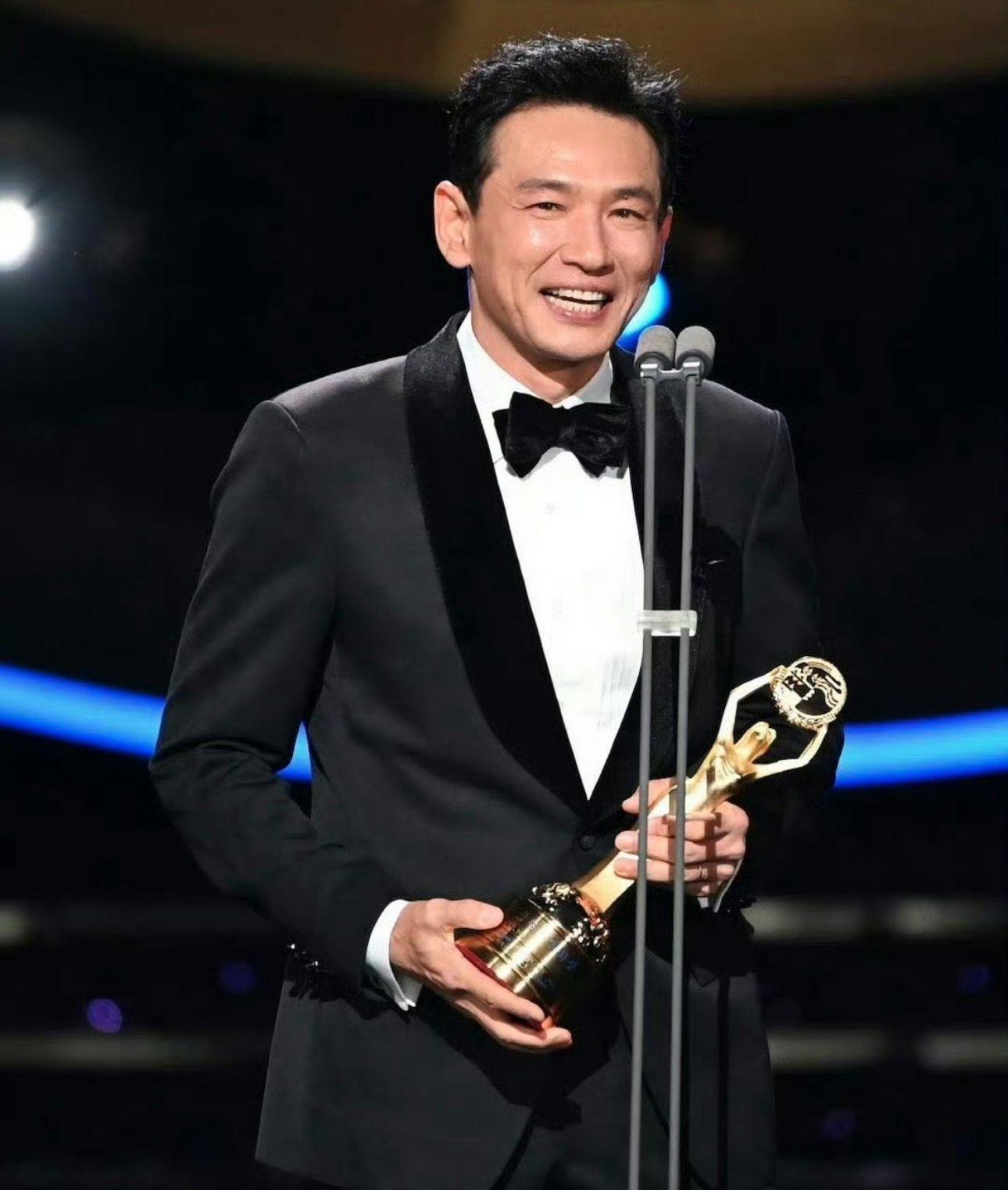 《12.12:首爾之春》的黃晸珉已第三度榮封青龍影帝。