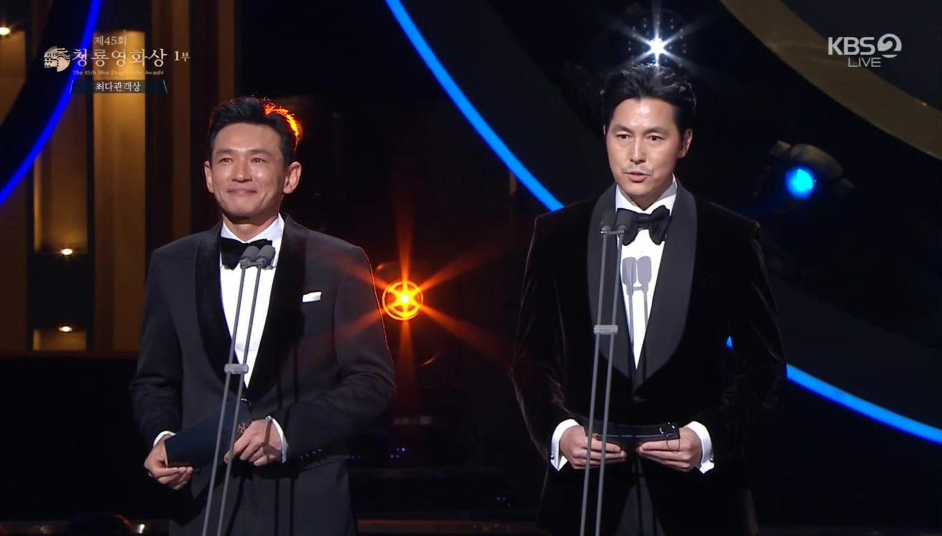 鄭雨盛與黃晸珉一起踏上舞台,親自頒發年度票房最高電影獎。