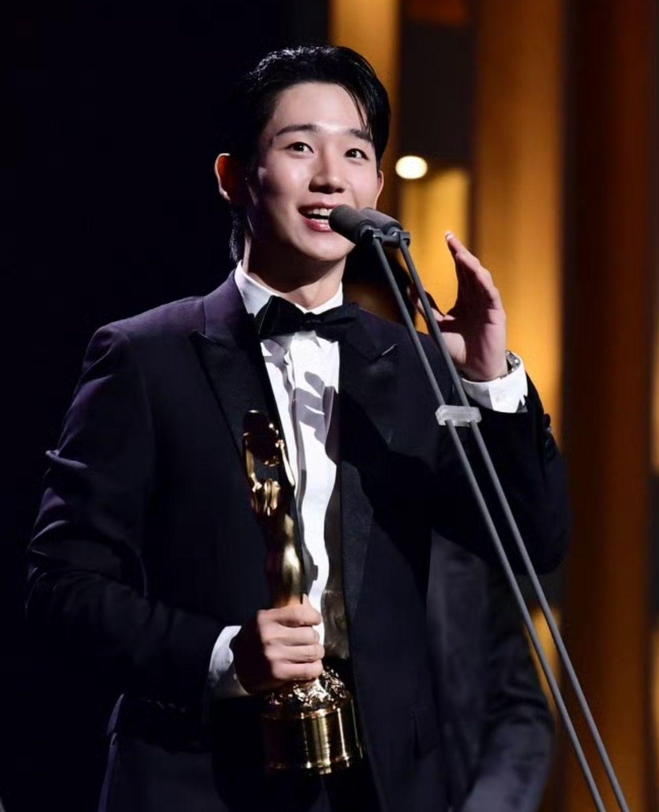 丁海寅憑《躁底師兄2行刑師》拿下最佳男配角及獲頒人氣獎。