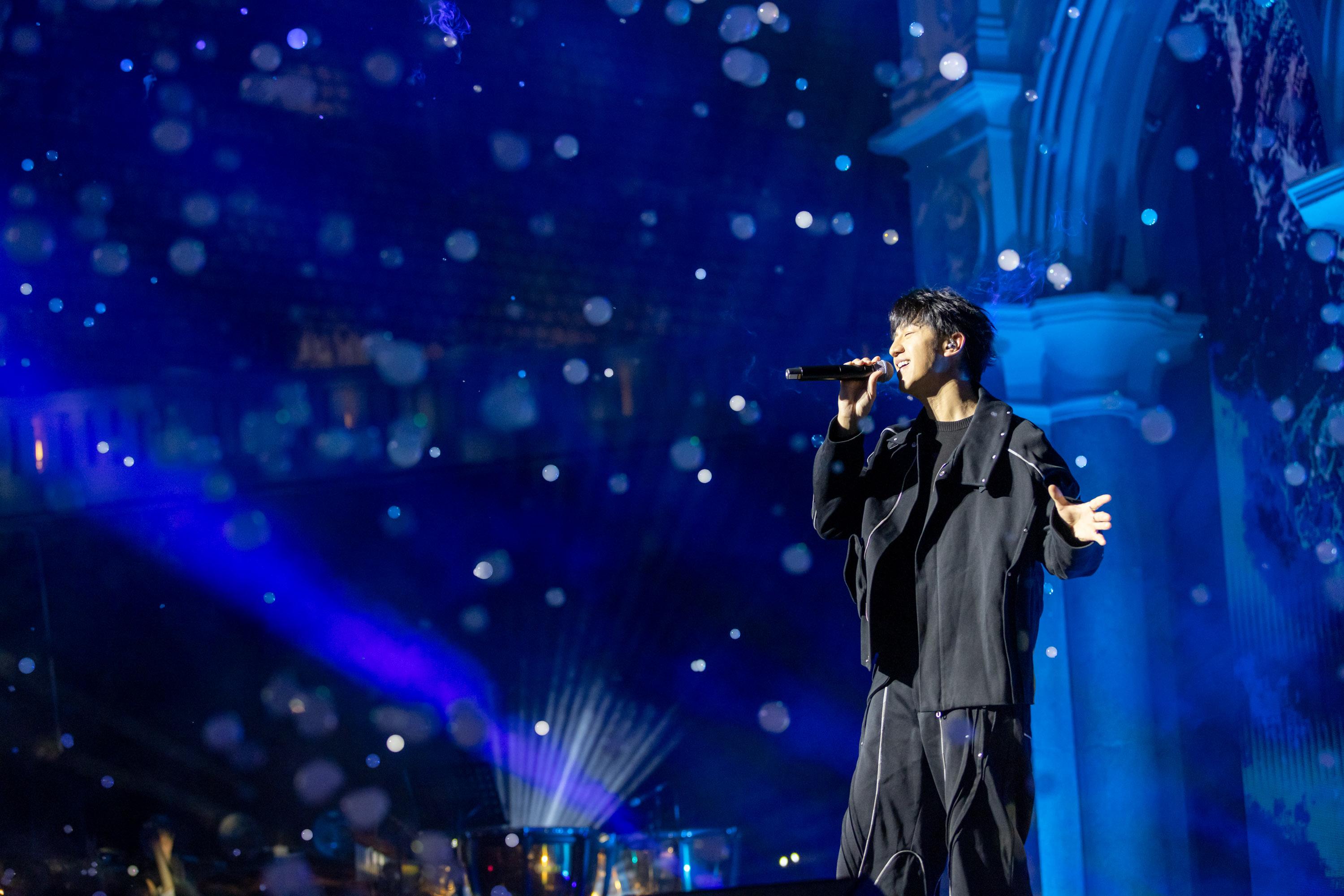 馮允謙演唱代表作《在最好的時間做最好的你》。