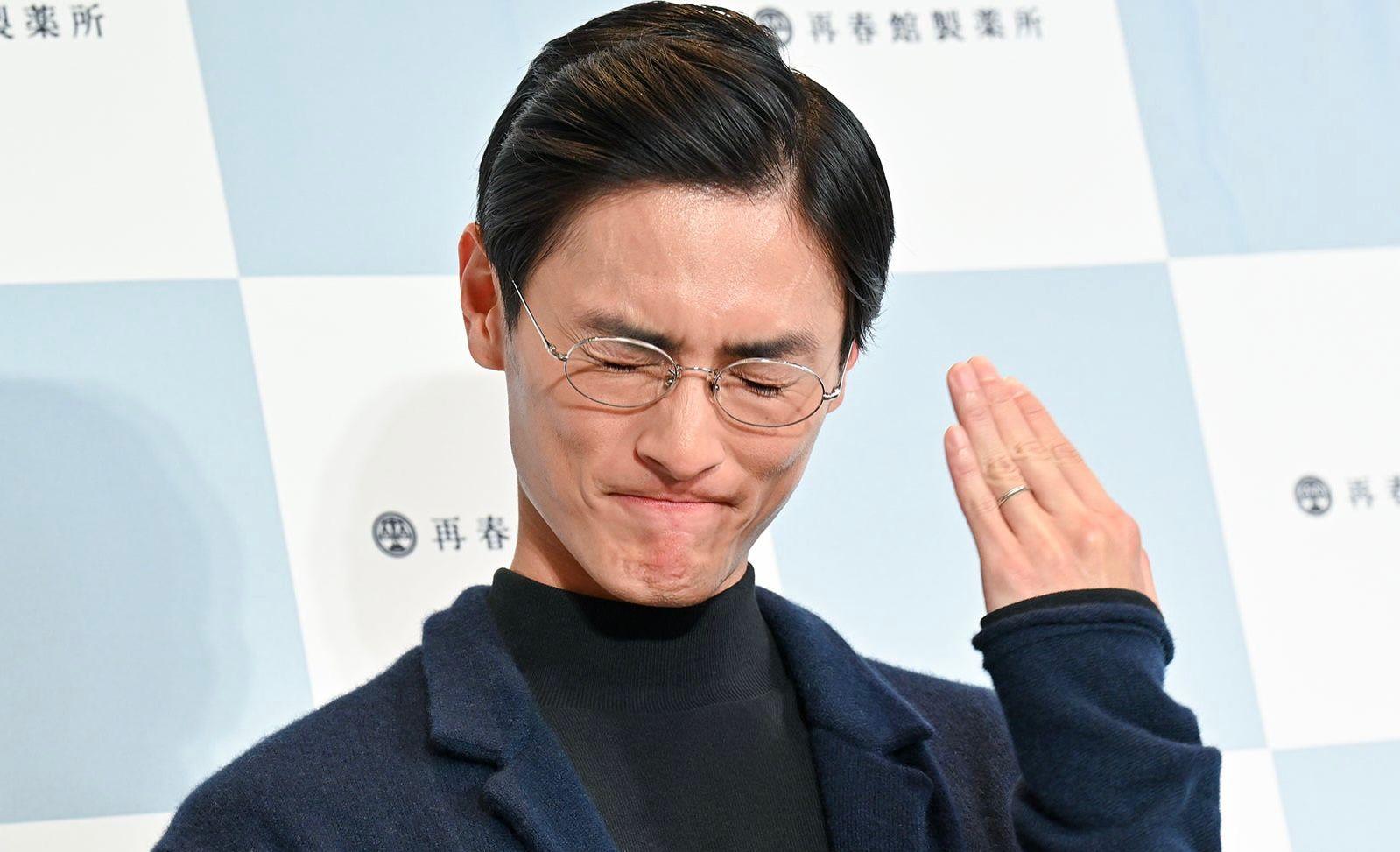 高良健吾展示手上婚戒。