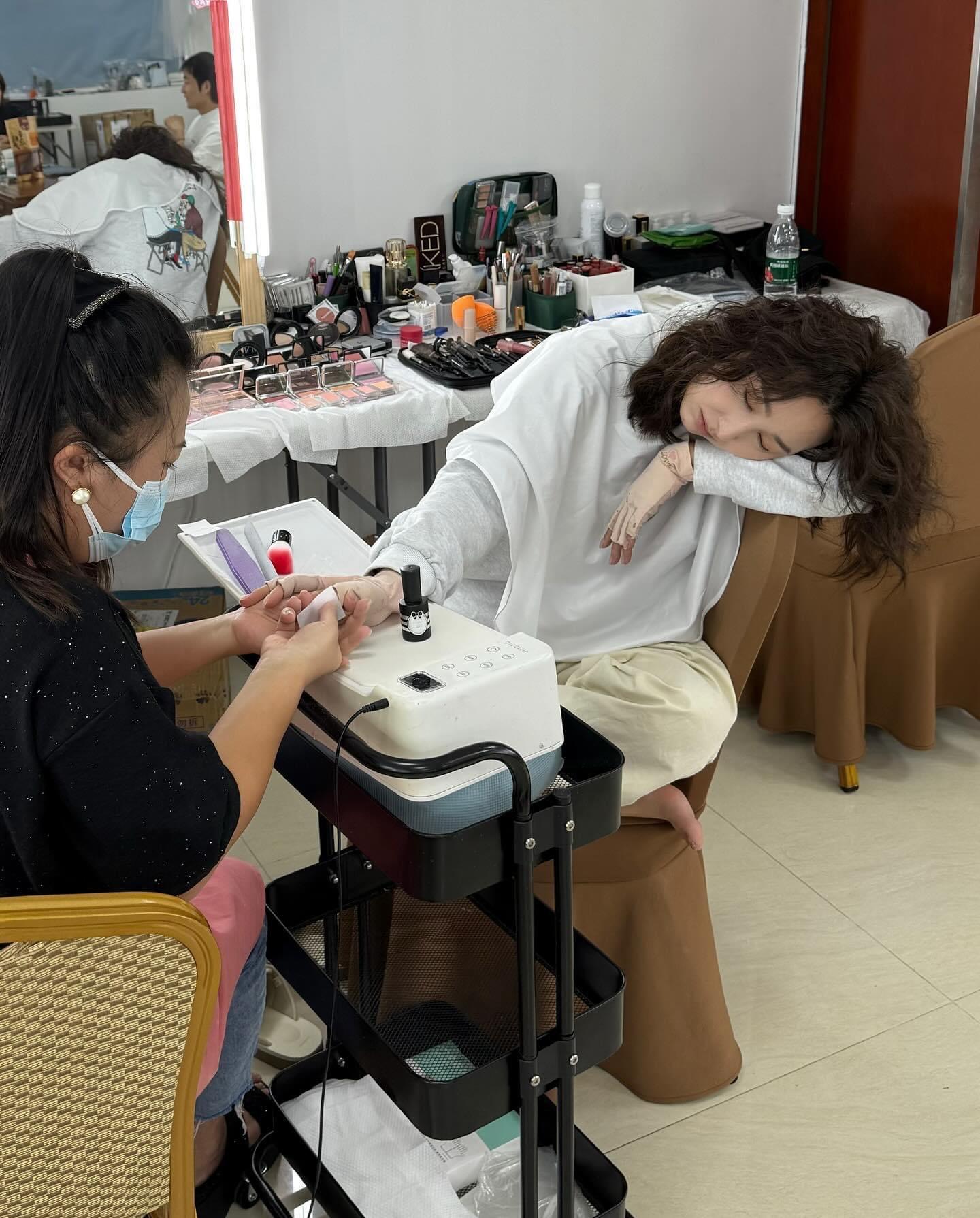 整指甲時爭取時間補眠。