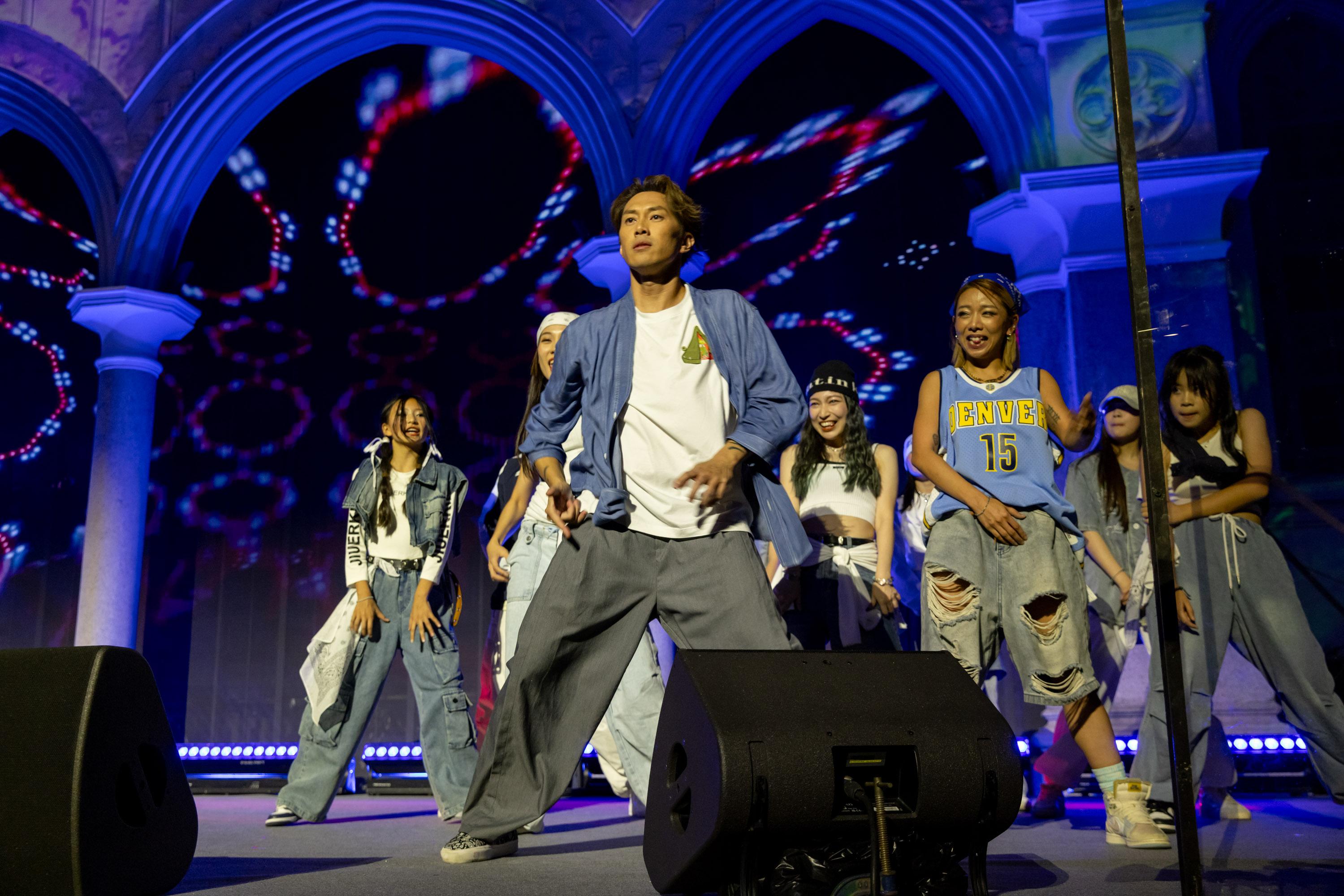 麥秋成率領舞蹈學校學員帶來演出。