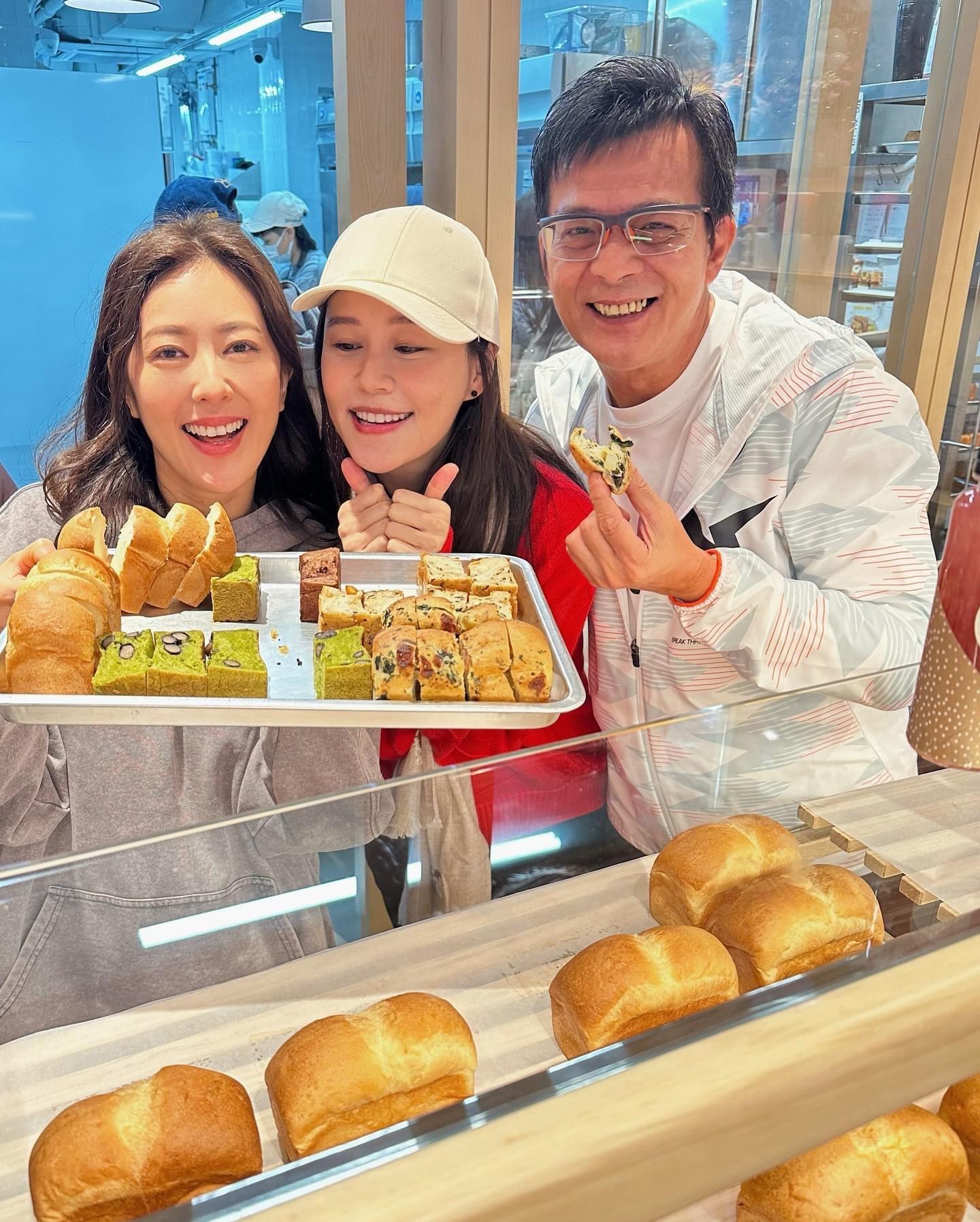 黃翠如精神飽滿,展現燦爛的笑容。