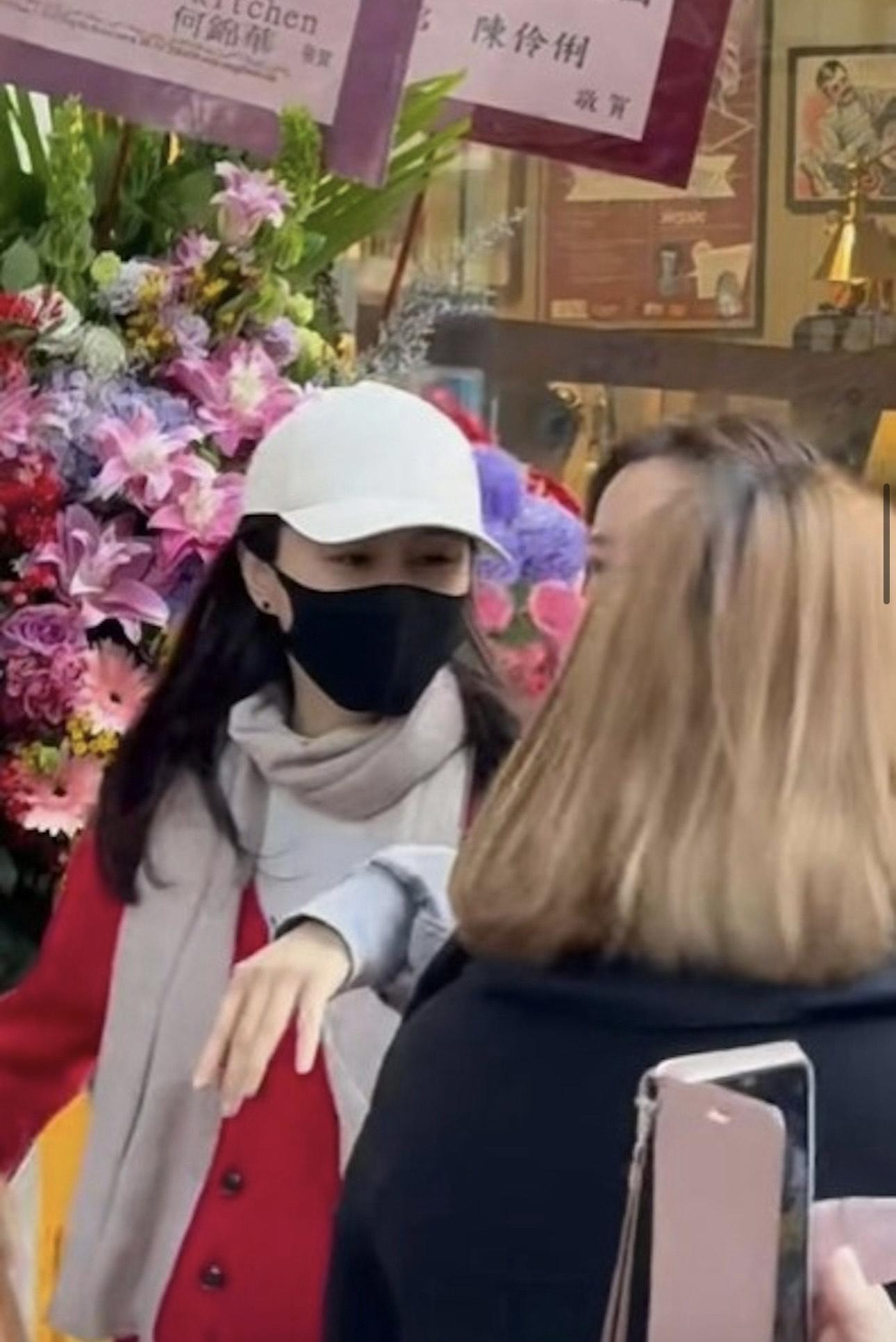 黃翠如在多人的地方亦會戴上口罩。