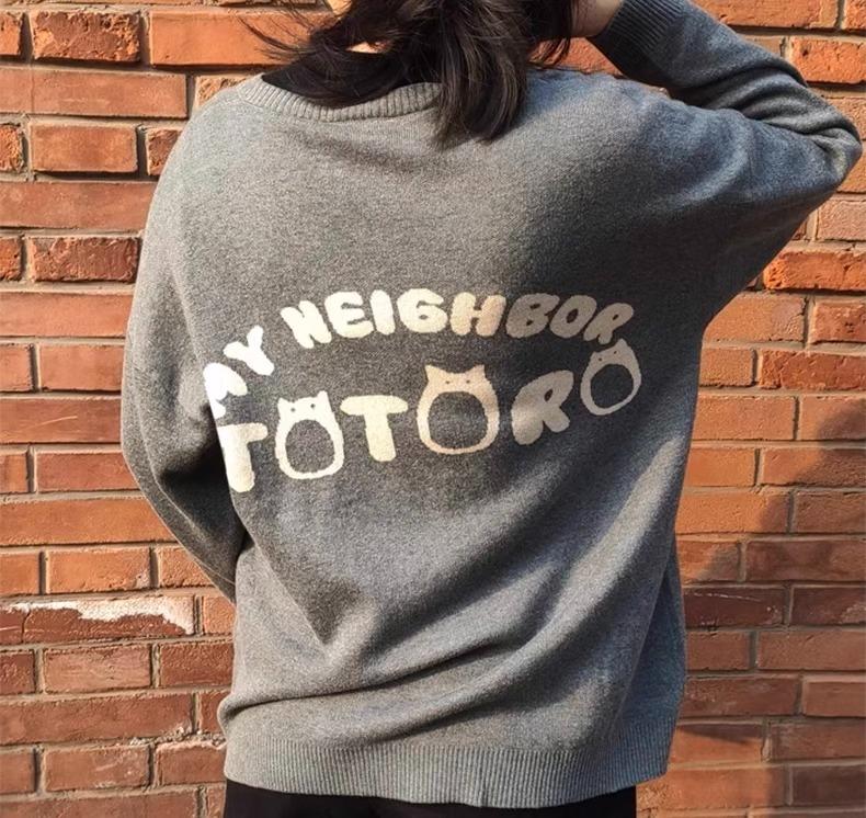 亞洲區限定商品《龍貓》針織外套 (灰色/米色) :外套後方印有龍貓的圖案,胸口有可愛的龍貓刺繡,而袖口有貓巴士的織標裝飾。$590