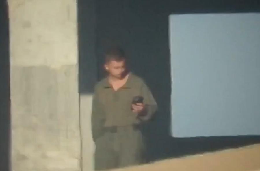 他更輕鬆地單手插褲袋,整個人曝露在陽光底下。(微博)