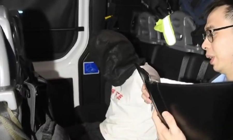 油麻地毒品快餐車避路障逃走,警追260米截停檢近100包毒品。(電視截圖)