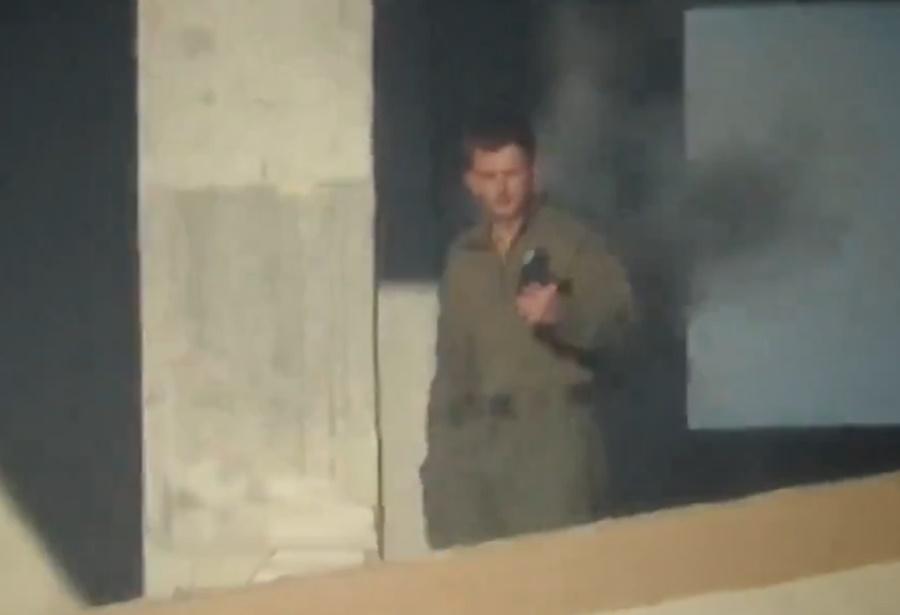 突然響起一下槍聲,士兵似乎被擊中胸部,身上冒出一縷煙塵,便隨即軟癱倒下。(微博)