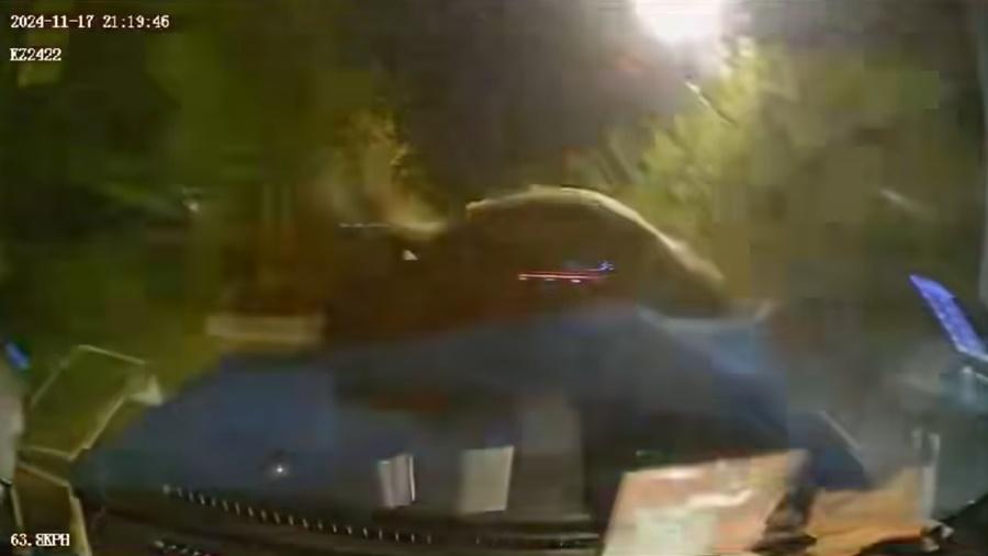 的士收掣不及撞到黃牛,牛隻被撞飛一圈後不起。(車cam L (香港群組)@FB)