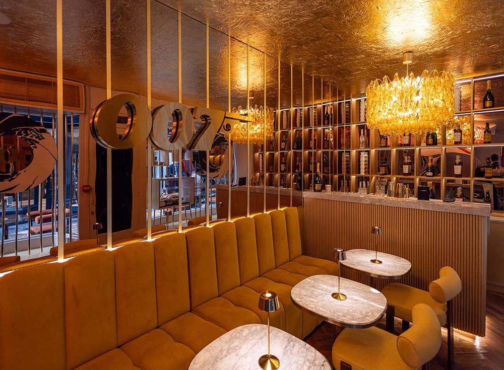 場地設有兩個酒吧。(X)