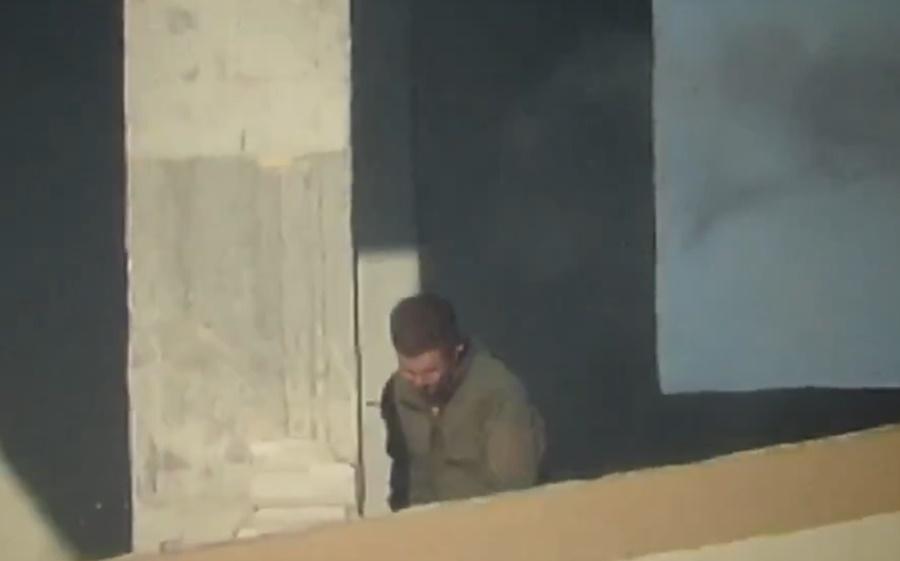 突然響起一下槍聲,士兵似乎被擊中胸部,身上冒出一縷煙塵,便隨即軟癱倒下。(微博)