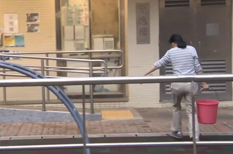 水務署安排水車及水箱,為該區居民及商戶提供臨時食水供應。(電視截圖)