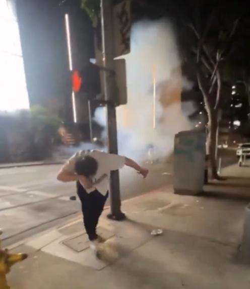 男子被濃煙籠罩,四周可見血液噴濺。(X)