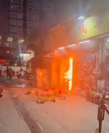 火場射出大量火屑,更傳出爆炸聲響,店主見狀慌忙躲避。(車cam L(香港群組)@FB)