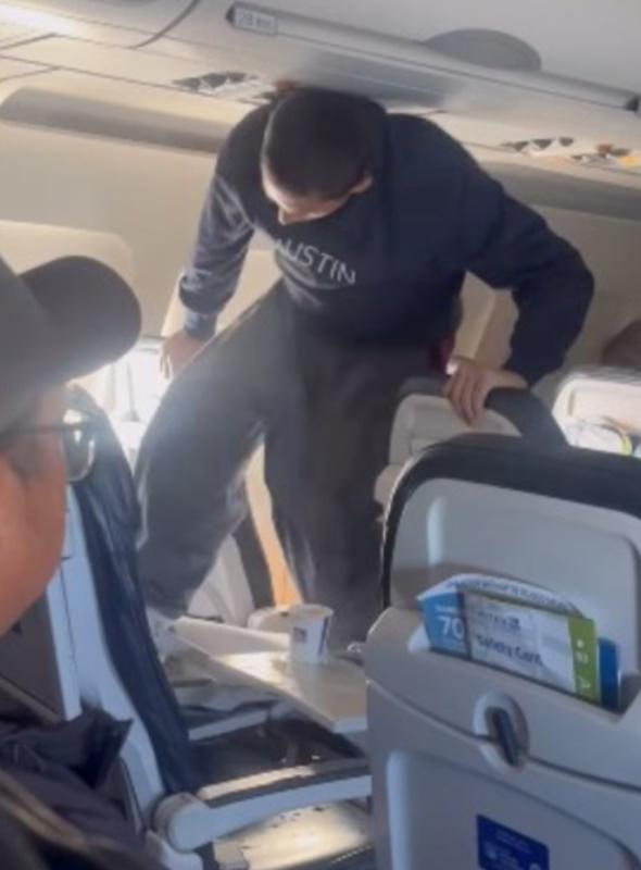 目擊者說:「我們距離洛杉磯機場還有40分鐘,飛機上沒人做任何事,因此我上前制止他」。(X)