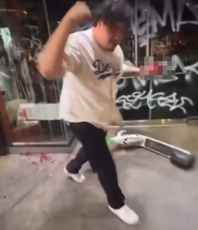 男子疼痛的倚靠在路旁的玻璃窗前,鮮血不停滴落地上。(X)