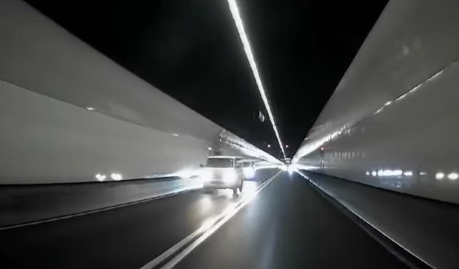 的士後方一輛貨Van,遭另一輛貨Van從後撞來。(車cam L(香港群組)@FB)