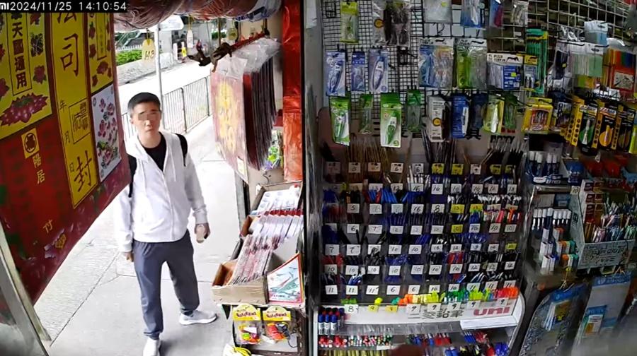 繼而抬頭張望店內動靜,隨之離去。(筲箕灣西灣河關注組@FB)