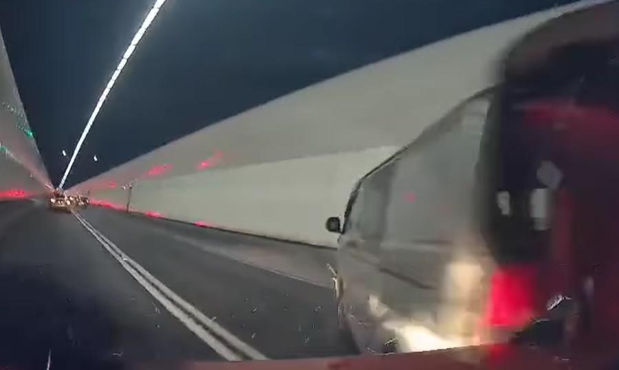 貨Van被撞至越過的士至前方打白鴿轉,再推前一段距離始停下。(車cam L(香港群組)@FB)