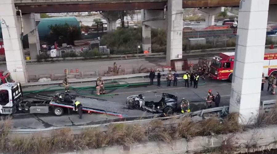 涉事Tesla Model Y失控撞向護欄與水泥柱之後起火。(X)