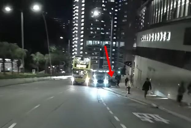 私家車扭軚閃避時一度失控剷上行人路,撞跌一輛停泊在行人路上的電單車。(車cam L(香港群組)@FB)
