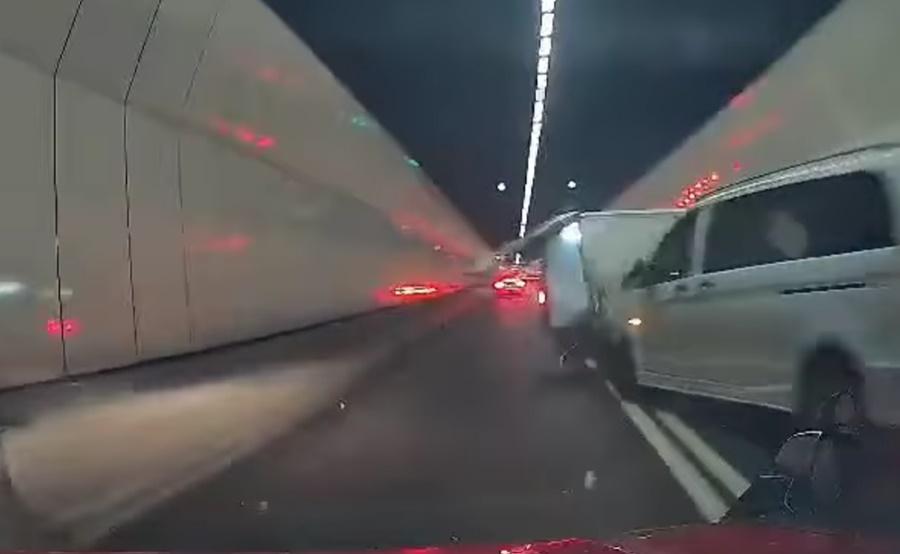 貨Van被撞至越過的士至前方打白鴿轉,再推前一段距離始停下。(車cam L(香港群組)@FB)