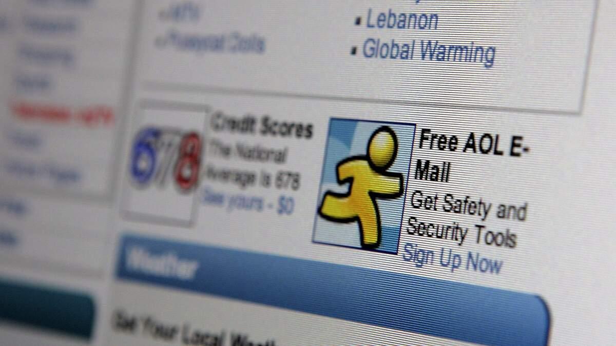 Elwood在家中客廳裡,用錄音機錄下「Welcome」(歡迎)、「Goodbye」(再見)、「File’s done」(文件已完成),以及經典問候語「You've got mail」。(網上圖片)