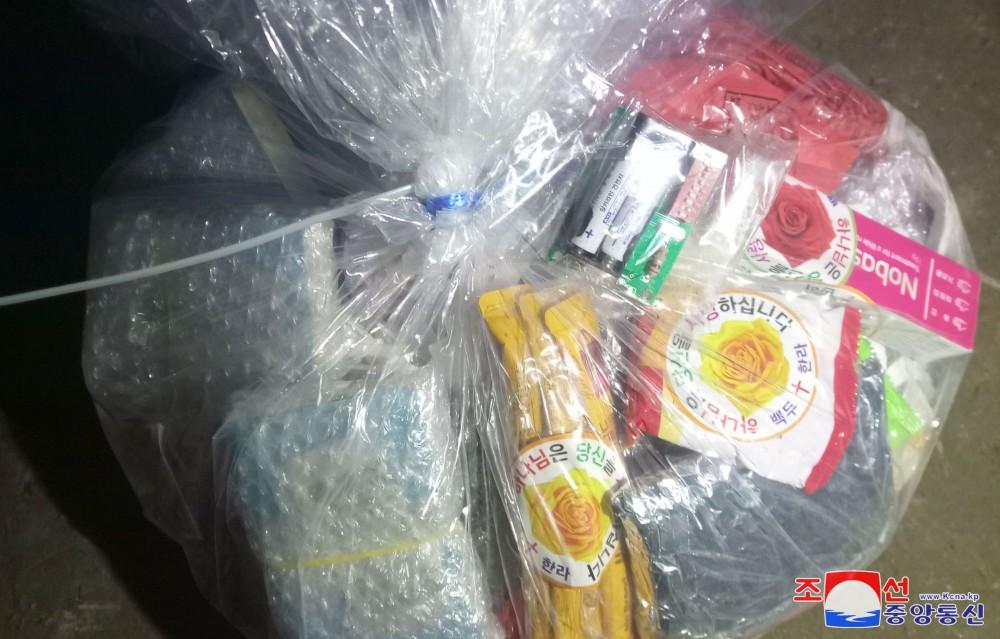 北韓方面公開的照片顯示,南韓空投的物資包括印有各種口號的紙製傳單,以及未開封的零食、朱古力、藥物、女性用品衞生巾及兒童營養補充劑等。(朝中社)