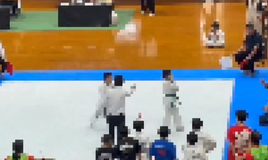 一名選手立即自覺轉身準備回到原位,就在裁判伸手上前要叫暫停比賽時,詎料另一方的教練大喊「上啊」。(X)