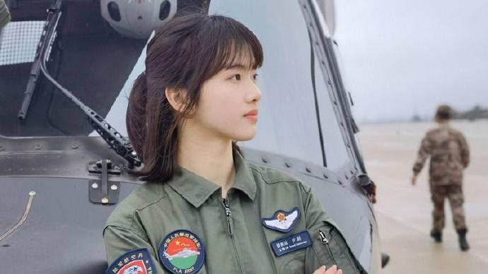 徐楓燦五官清秀,高175厘米,身穿飛行員制服顯得英姿煥發。(微博)