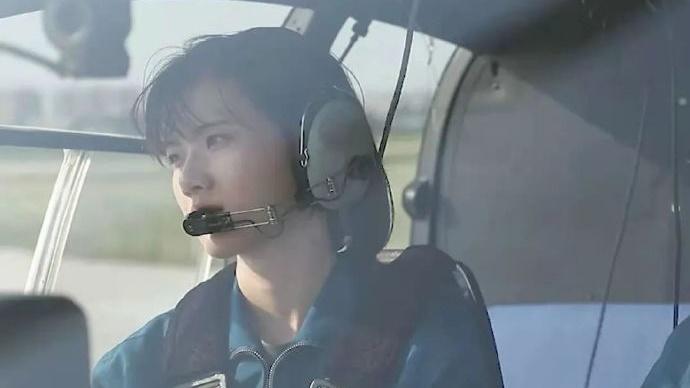 徐楓燦五官清秀,高175厘米,身穿飛行員制服顯得英姿煥發。(微博)