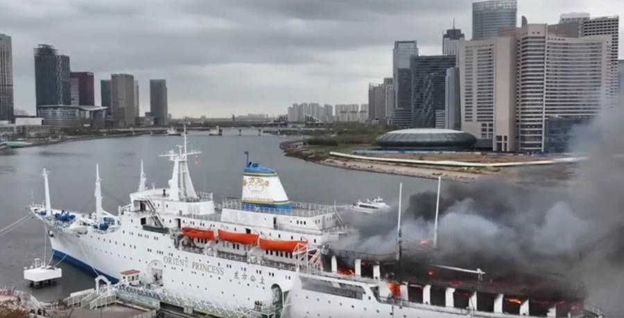 「東方公主」號曾是東南亞一帶最豪華的賭船,被譽為「海上拉斯維加斯」。(微博)