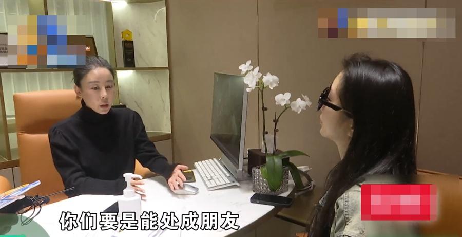 梁女士經由媒體與涉事杭州藝星醫療美容醫院湖濱院區運營部主管吳女士交涉。(微博)