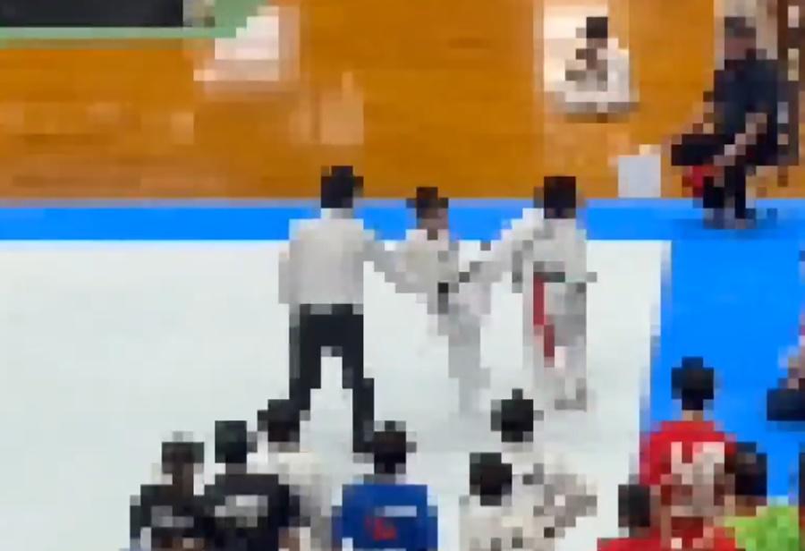 選手隨即衝前從後出腳踢背向自己的對手的後腦,令對方痛得跪倒在地。(X)