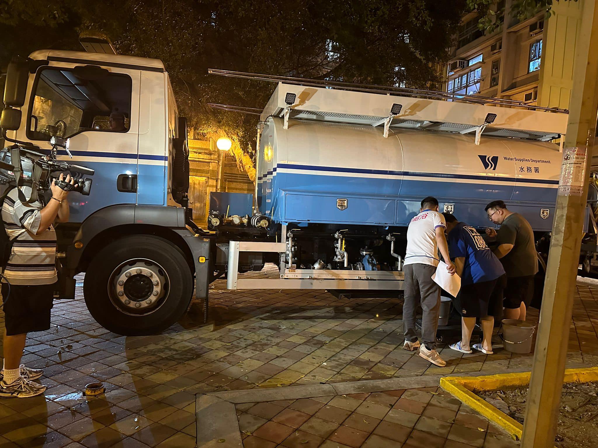 水務署安排水車及水箱,為該區居民及商戶提供臨時食水供應。(曾昭浴@FB)