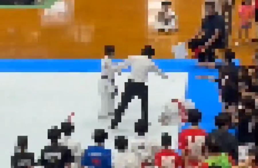 選手隨即衝前從後出腳踢背向自己的對手的後腦,令對方痛得跪倒在地。(X)