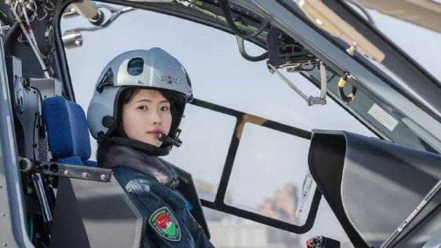 徐楓燦五官清秀,高175厘米,身穿飛行員制服顯得英姿煥發。(微博)