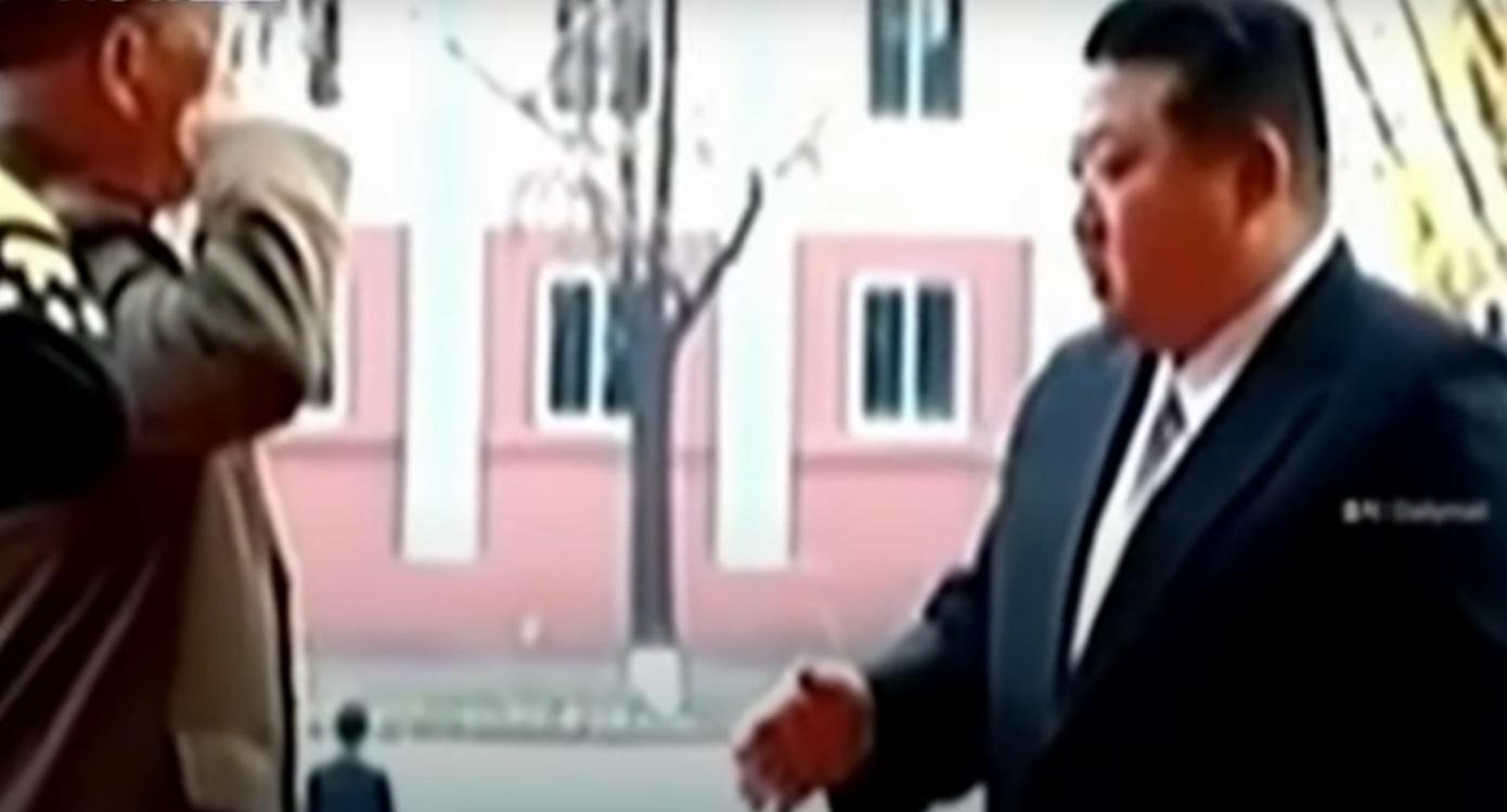 金正恩的手就這樣擱在半空、尷尬地等了數秒。(YouTube)