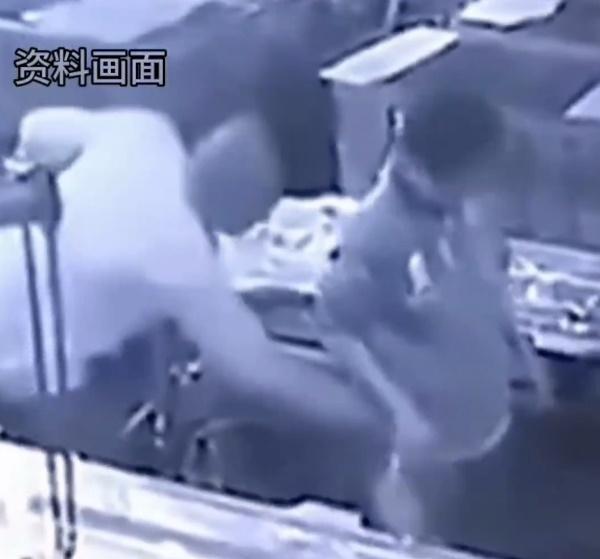 李男突然興起,將高壓氣管戳進同事的屁股裡啟動。(微博)