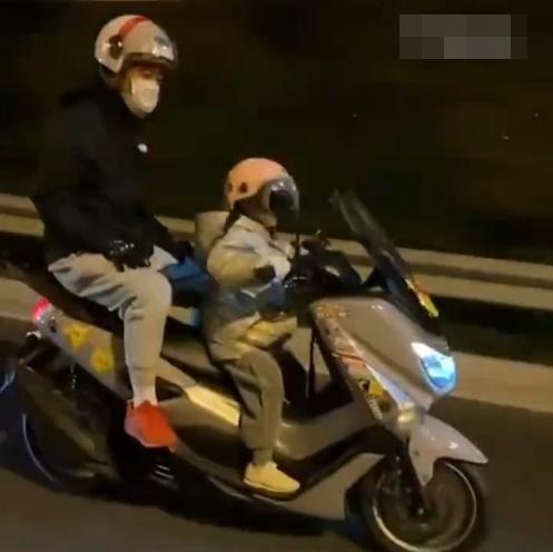 身後的大人,竟然坐在後座,雙手放在大腿上,放任前方兒童駕駛。(微博)