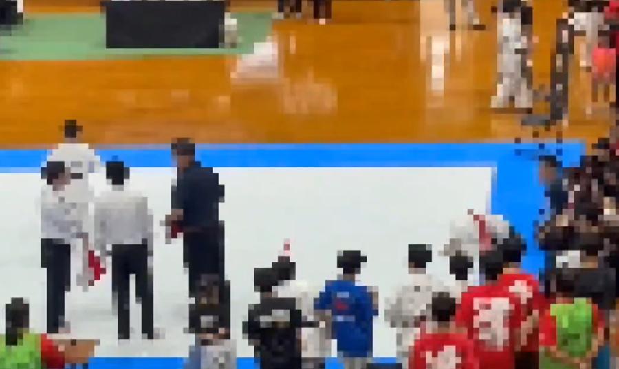 至於事發後,幾名裁判隨即聚在一起討論,場內良久沒有醫生或成年人上前查看傷者狀況,亦引起關注。(X)