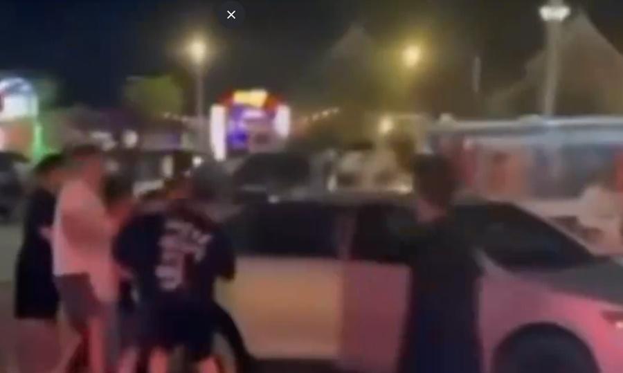 被擄男子奮力反抗,惟勢孤力弱未能逃脫,行經路人亦未干涉。(微博)