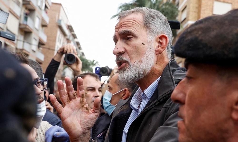 費利佩六世和萊蒂齊亞仍有與部分災民對話,聆聽以及安撫民眾。(X)