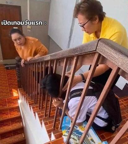 受困女學生引起行經的同學和教職員注意,很快便有6、7個人圍著她。(YouTube)