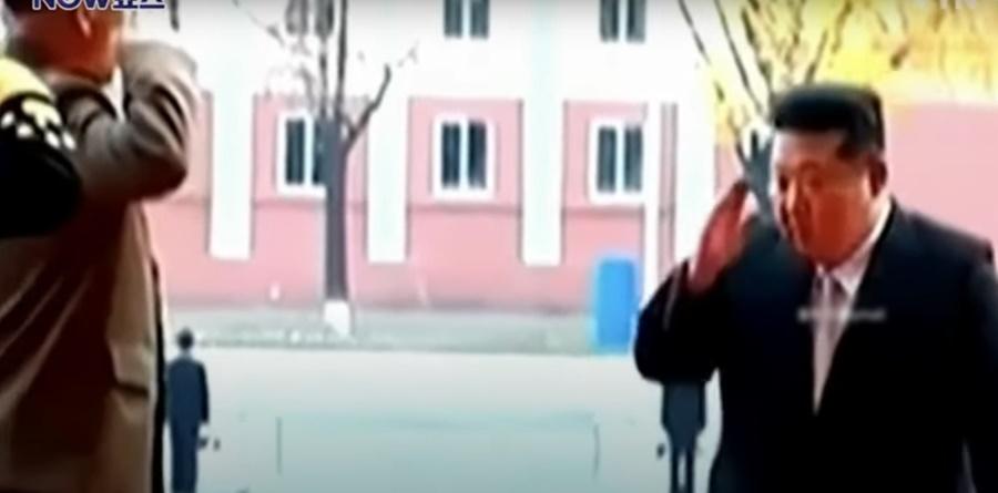 一整排軍官立正列隊、敬禮迎接,金正恩登上梯級向對方舉手回禮。(YouTube)