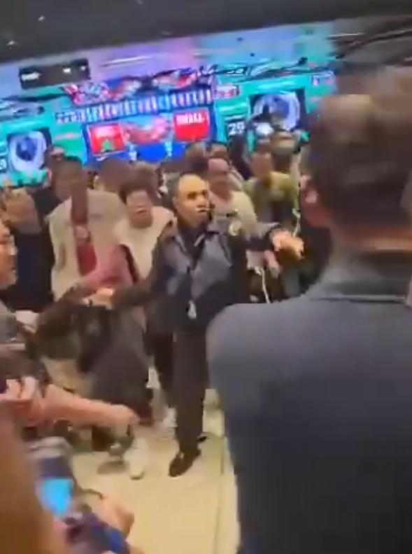 相關打鬥影片在網上瘋傳。(X)