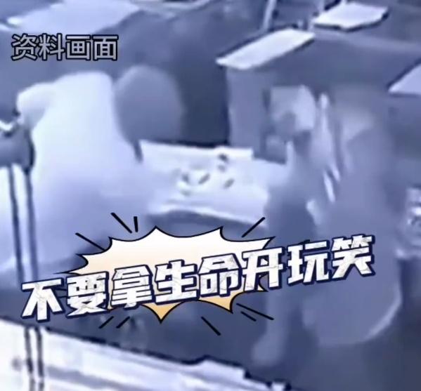 男同事被噴一下立即痛得彈起來,下一秒便倒地不起。(微博)