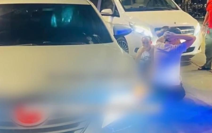 當地警方接獲消息後,立即追蹤涉事車輛,並成功攔截,救出被擄男子,拘捕6人。(微博)